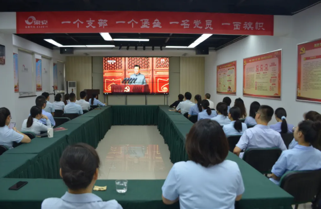 qianyi千亿平台（中国）集团物业组织员工收听收看庆祝中国共产党成立100周年大会
