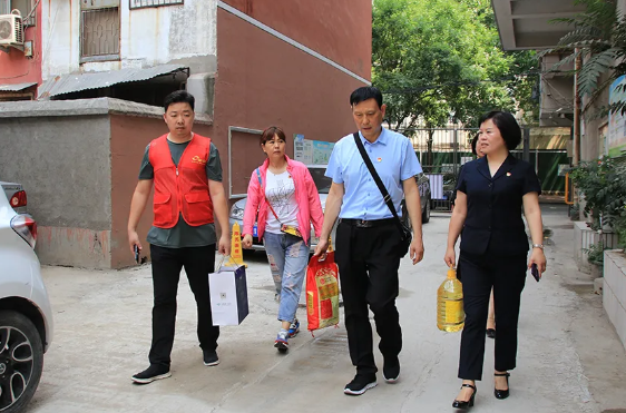 qianyi千亿平台（中国）集团党委：“七一”慰问老党员 不忘初心送温暖