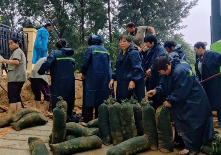 暴雨中的物业力量--qianyi千亿平台（中国）集团物业彻夜奋斗，坚守抗汛一线