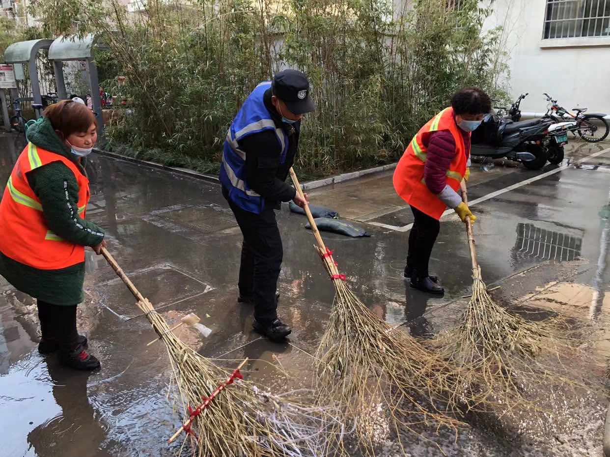 qianyi千亿平台（中国）集团工人新村项目开展暖心行动 获居民称赞送锦旗！